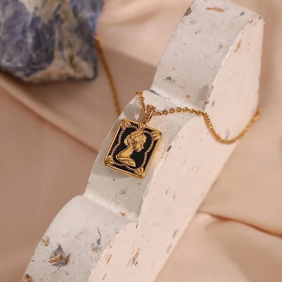 Vintage Queen Elizabeth Pendant Necklace 18K Gold Plated Stainless Steel - Picture 7 of 8